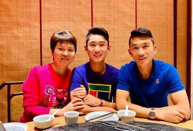 该片由乔迪·希尔执导，改编自布莱克·克劳奇所著同名畅销小说，扎克·埃夫隆将在片中分饰两角 顾医生路透照曝光！